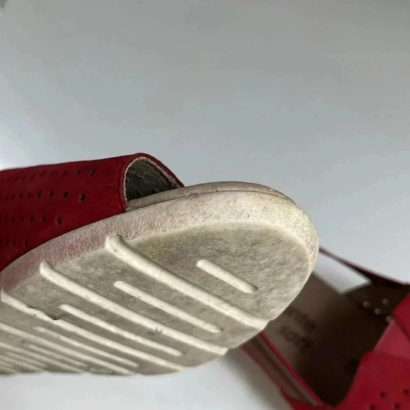 REMONTE Soft Women’s 39 8.5 Sandals Perforated Leather Elastic Red Comfort - Picture 8 of 9